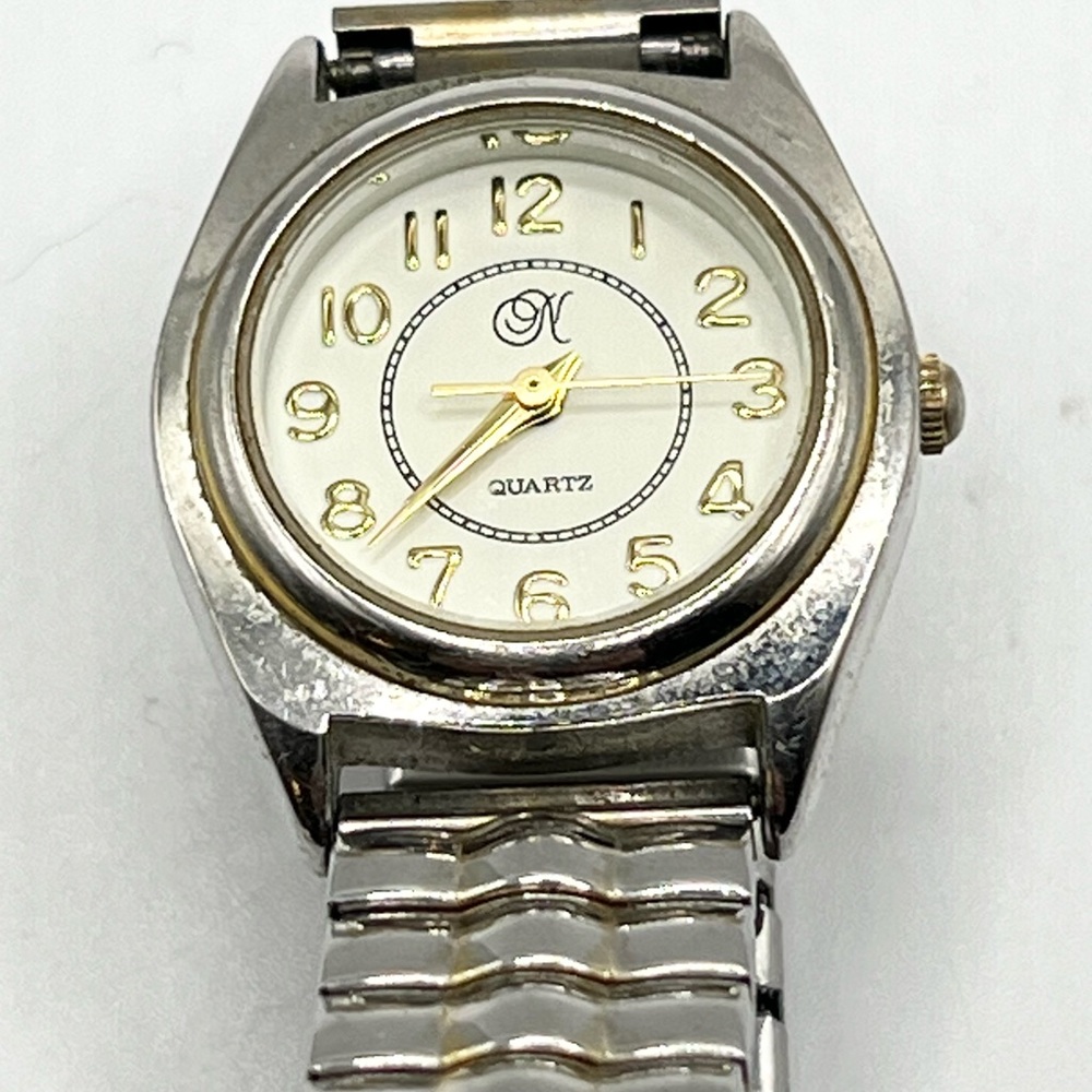 😎LAST CHANCE! $5/OR OFFERS CONSIDERED!💋 Vintage Silver and Gold Quartz Watch